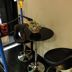 プロレスのリングにいるような2名様用のテーブル席