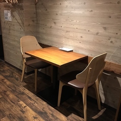 【2階テーブル×2名席～◎】少人数から大人数までお客様のご来店人数に応じてお席のご案内をさせていただきます。会社宴会や友人・会社仲間・家族でのご利用はもちろんおひとり様やデート使いも大歓迎です◎