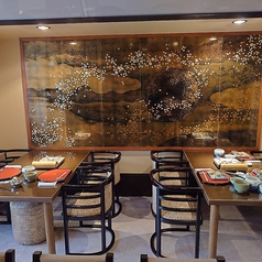 広々としたテーブル席