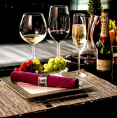 ソムリエが厳選したワインとのマリアージュで特別な夜に素敵な彩りを付け加えます。厳選された食材を活かしたお料理とワインが奏でるハーモニーを、洗練された空間・サービスでお楽しみ下さい。