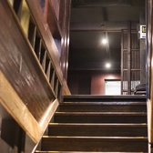 旬の食材を使った逸品料理と旨い酒をゆっくりとお楽しみいただけます。温かな印象の照明があり、宴会や合コン、デート等にも最適なゆったりおくつろぎいただける店内です。しっぽりとゆっくり語らいながら過ごすのも◎