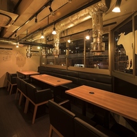 小ぢんまりとした温かみのある店内はさながら「隠れ家」