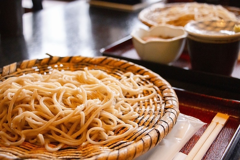 木島平の湧水と無農薬そば粉で仕上げる『手打ち十割そば』。まずはお塩で召し上がれ。
