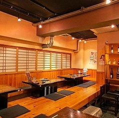 20～36名様でのご利用なら、店舗まるごとの貸し切りが可能です。店内は12席のカウンターと24席のテーブルで構成されていますので、人数や用途に合わせてご活用ください。明るく清潔感のある空間で、居心地抜群！会社のご宴会や歓送迎会はもちろん、仲の良いご友人同士で集まっての焼肉パーティーはいかがですか？