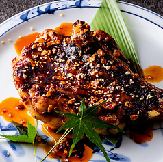 骨付きもも肉炙り焼き　