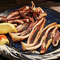 個性豊かなスタッフがお届けする「炉端焼き」が名物！