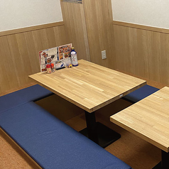 足を伸ばしてお寛ぎ頂ける掘りごたつ座敷席。接待やお食事会にもぴったり♪