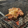 炭火で香ばしく焼き上げる音と香りが、食欲をそそる心地よい空間。料理の湯気や香りがふんわりと広がり、どこかホッとする落ち着いた雰囲気の店内で、ゆっくりと食事の時間を楽しめます。ご家族やご友人との団らんにもぴったりです。