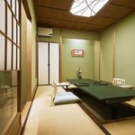 本日のお部屋になります。お靴を脱いでおあがりください。お部屋は老舗旅館をイメージしています。