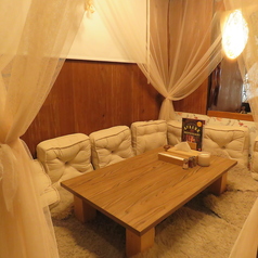 6名様までゆったり座れるカーテン付きのこあがり席は、プライベートな会話を楽しみたい方にぴったりです。温かい照明と柔らかなクッションが居心地の良さを演出。おいしそうな肉料理定食を囲んで寛いでください！