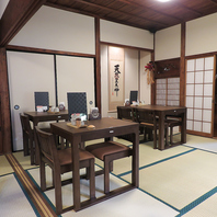 落ち着いた木目調の店内でゆっくりと。