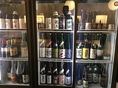日本酒の種類は豊富♪冷蔵庫を眺めながらのカウンター席がオススメ！
