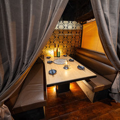 10名～20名以上の団体利用にも対応可能なレイアウトで、大人数の宴会や会社の集まりにぴったりの空間をご用意しています。テーブルを連結させたスタイルでも座席の間隔にゆとりがあり、移動しやすく快適な空間設計。周囲との視線も程よく遮られるため、落ち着いて会話や食事ができるのも魅力です。