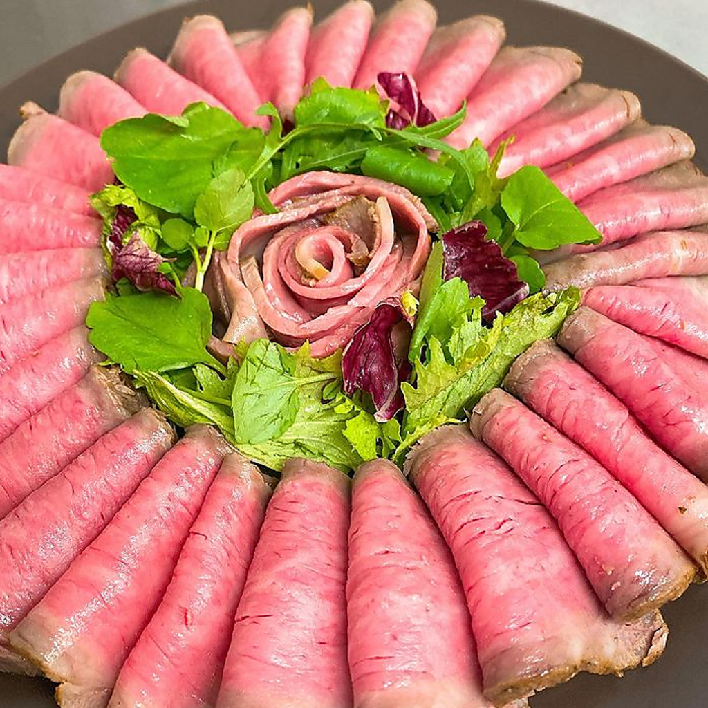 豪華で贅沢な料理を種類豊富にご用意しております。詳細やご不明な点はお気軽にお問い合わせ下さい。