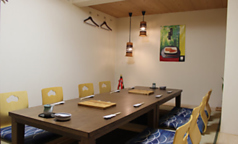 【個室】当店は個室を完備しております。周囲に気を遣うことなく会話をお楽しみいただけます。