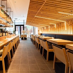 片側がソファー席になっているテーブル席もございます。ゆったりと寛ぎながら、お店自慢の料理をご堪能いただけます。※テーブル席は3名様~、1~2名様は基本的にカウンター席へのご案内となります。※ネット予約での席指定はできません。ご希望がある場合はお電話にてご連絡をお願いいたします。