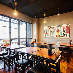 ご家族やご友人との食事にぴったりの、4名様用のテーブル席です。ゆったりとした空間で、自慢のもつ焼きや一品料理を囲み、楽しいひとときをお過ごしください。