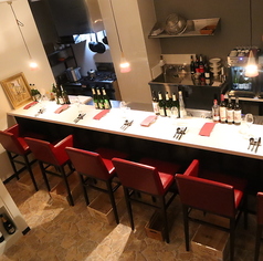 ゆったりとしたハイチェアなカウンターの、大人の空間となっております。目の前で調理が見られるライブ感をお楽しみください
