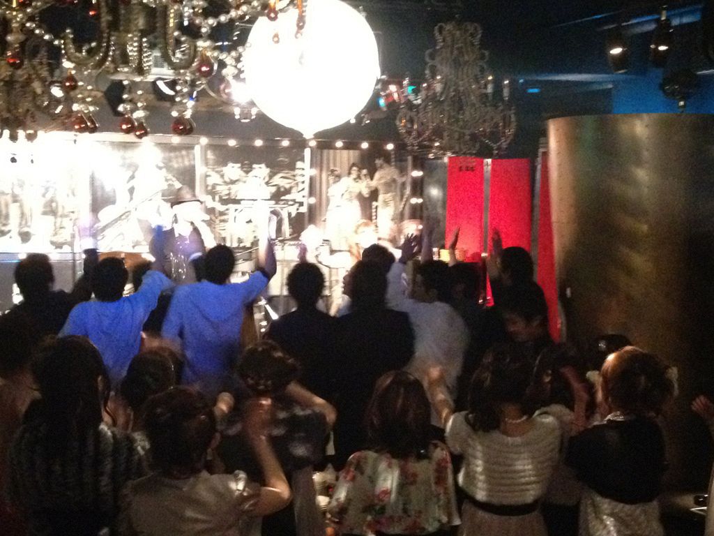 ソファー席でゆったり楽しむもよし！ステージ前に出て踊るのもよし！とにかく楽しいお店です♪