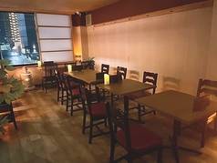 テーブルを繋げると最大8名様までご一緒いただけます。