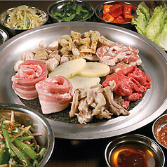 たっぷりと野菜とご一緒に◎韓国式ホルモン焼きの写真