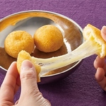 長く伸びるチーズが魅力のチーズボール☆外はサクサク中はとろり。一口サイズなので食べやすいです！
