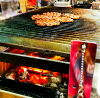 静岡では珍しい備長炭と藁を使って香ばしく焼き上げます