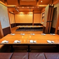 【掘りごたつでゆったり宴会】長時間の宴会でも脚を伸ばしながら寛げる掘りごたつございます。快適な空間で大人数の飲み会にもしっかり対応◎宴会向けの飲み放題付きコース料理や、幹事様にも嬉しいクーポンも多数ご用意しております！仕事終わりにも気軽にお立ち寄りください。