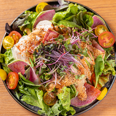 全てが自家製のこだわり。彩り豊かな料理とワインで乾杯