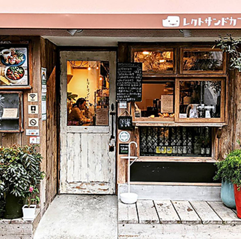 木のぬくもりと手作りの味が出迎える、街角のカフェ