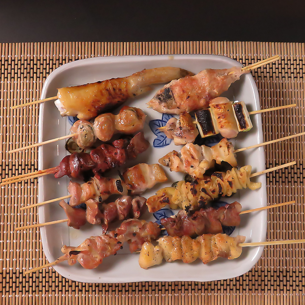 当店看板メニュー、炭の香りを纏わせた焼き鳥炭焼きは、約30種以上ご用意しております。