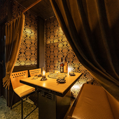 2～6名で利用しやすいテーブル席も多数ご用意。窓際の席からは街並みを眺めながらゆっくり食事を楽しめ、開放感もありつつ落ち着いた雰囲気が魅力です。友人との気軽な飲み会、カジュアルなデート、仕事帰りの一杯にも最適。