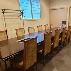 個室は12名様用×1、8名様用×３の４部屋ございます。いずれも17時以降で、最低５名以上から利用可能です。個室をご希望のお客様はご要望欄に「個室希望」と明記してください。(当日の予約状況によっては別の種類の席のご用意の可能性がございます。予めご了承ください。)