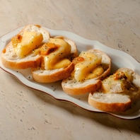 【ウニとカマンベールチーズのブルスケッタ】