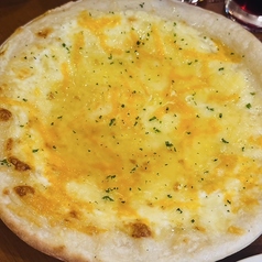 自家製3種チーズピザ