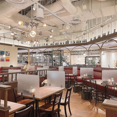 【4名様掛けテーブル席】女子会やママ会など、多彩なシーンに合わせてご利用いただけるお席となっております♪料理メインでも、お酒メインでもシーンを問わずお楽しみいただけます！当店自慢のチーズとドリアをぜひご堪能ください☆