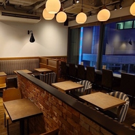 【夜景を楽しむ】天神の街並みを望む窓際カウンター席