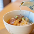 『穴子めし』の美味しい食べ方4。出汁をかけてさらりと。出汁をお持ちいたします。海苔、三ッ葉を入れてお茶漬け風に。