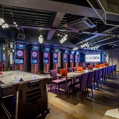 こだわりのインテリアがお洒落なテーブル席。焼きたてのピザやパスタなどの他、小皿料理も種類豊富にご用意しておりますので、各種ドリンクメニューとのペアリングを心ゆくまでお楽しみください★