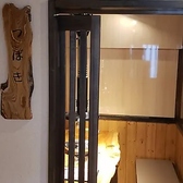 木の温もりが感じられる落ち着いた雰囲気の中で、厳選したホルモンやお肉を思う存分楽しむことができます！日本酒やワイン、ハイボール、果実酒など、多彩なお酒を取り揃えており、どんな料理とも相性抜群です◎ お席はすべて個室完備で、ご家族やご友人とゆったりとした時間をお過ごしいただけます♪