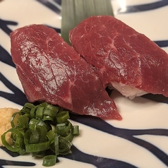 馬赤身寿司［二貫］/馬ヒモ炙り寿司［二貫］