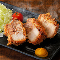 とろける厚切りチャーシューカツじっくり煮込んだ厚切りやわらかなチャーシューを贅沢にカツにしました。サクッとした衣の中から、あふれだす肉の旨みと甘みが楽しめます。白ごはんとの相性も抜群です。