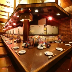 B1Fには、ビアタンクを囲む円卓のカウンター16席と、合計24席の横長カウンターをご用意しております。お一人様のちょい飲み利用や、距離を縮めたいカップル様のデートにも最適です。横並びで楽しい会話を楽しみながら、リラックスしたひとときをお過ごしください。