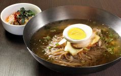 コシの強い韓国冷麺は表面ツルっでのどごし抜群