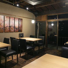 落ち着いた雰囲気のテーブル席で、四季の景色と京料理を