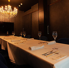 小個室席は、2名様から6名様までご利用いただけるプライベートな空間です。落ち着いた雰囲気の中で、周囲を気にせずお食事や会話を楽しめる特別な場所となっています。豪華なシャンデリアが照らすこの席は、上質なインテリアが施され、心地よい空間を提供します。映像を流すモニターもございます。