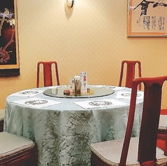 【ホールテーブル席：4～6名様】会社宴会やカジュアルな接待に。円卓を囲む至福の時間。ニューキャッスルホテル地下1階。オーナーが現地で集めたこだわりの調度品が並び、中国のオリエンタルな雰囲気をたっぷりと感じられる空間がお客様をお迎えします。