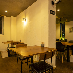 4名様用テーブルが1つございます。夜ならプチ飲み会や女子会など、幅広い利用が可能です。またキッズ用の椅子もございますのでお気軽に思うしつけください♪