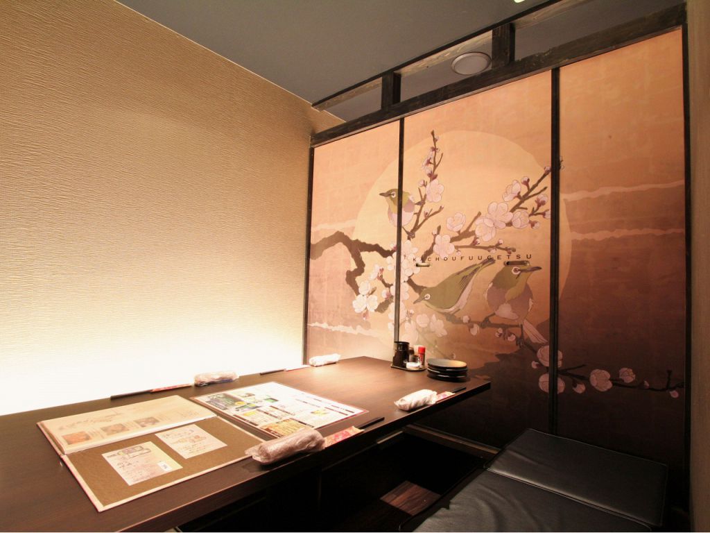 掘りごたつ式個室！分厚い座布団にて♪旨い串と豊富なドリンクに舌鼓しながら皆でワイワイ★