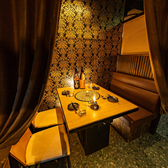 落ち着いた照明とプライベート感ある席は、ゆったり過ごしたいデートに最適。料理も見た目・味ともに満足できる内容です。